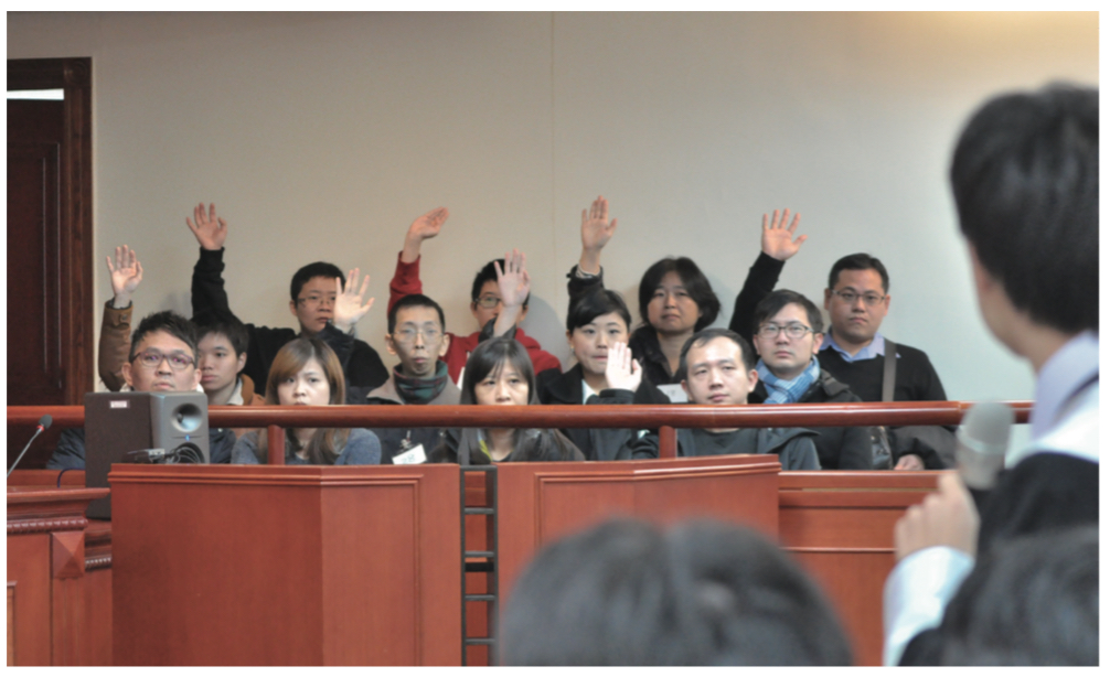 選任程序時陪審員舉手回答問題