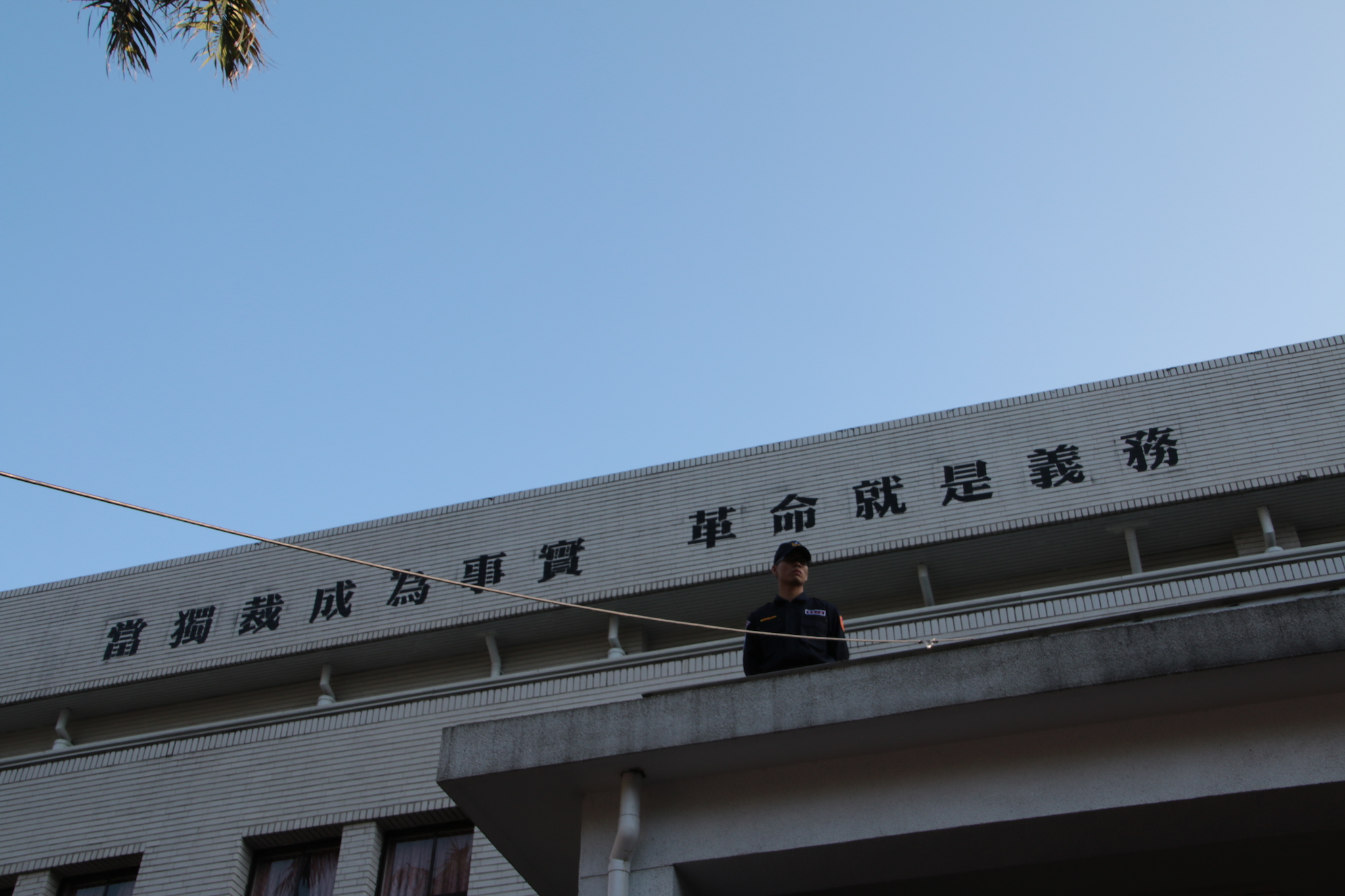 318運動陳抗者於立法院建物上噴漆表達訴求（攝影：何宇軒）