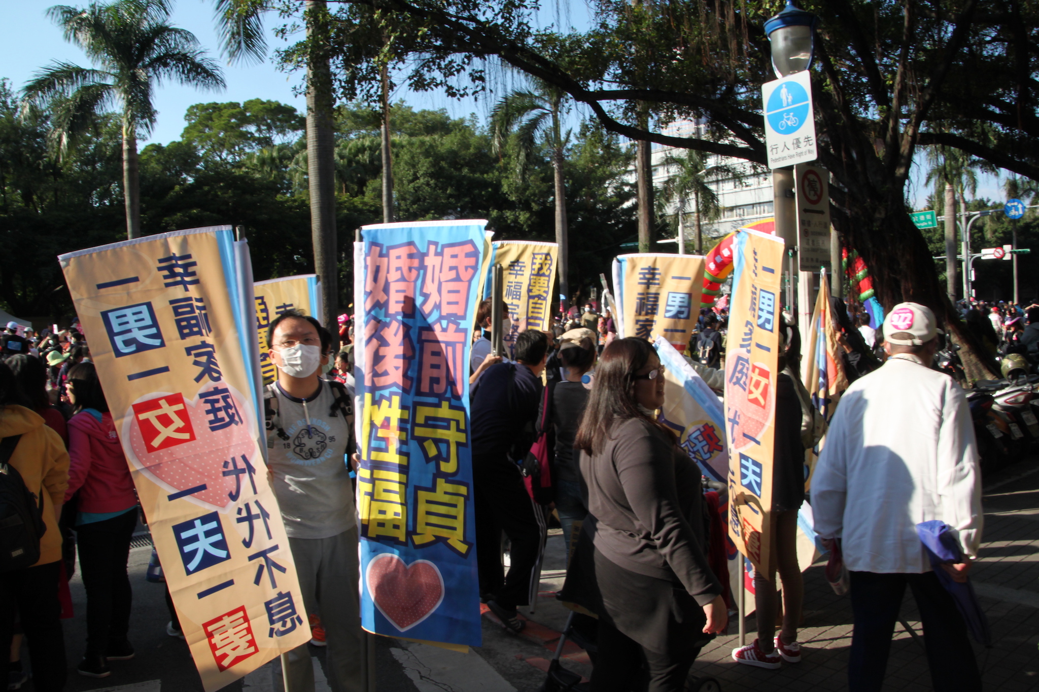 台灣宗教團體愛護家庭大聯盟發起遊行主張「一男一女」、「一夫一妻」的婚姻價值（攝影：何宇軒）